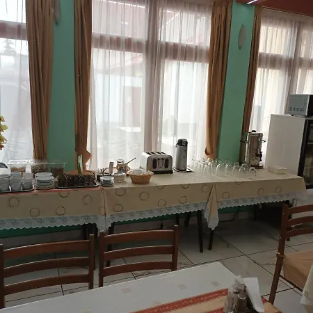 皮洛塔旅馆 *